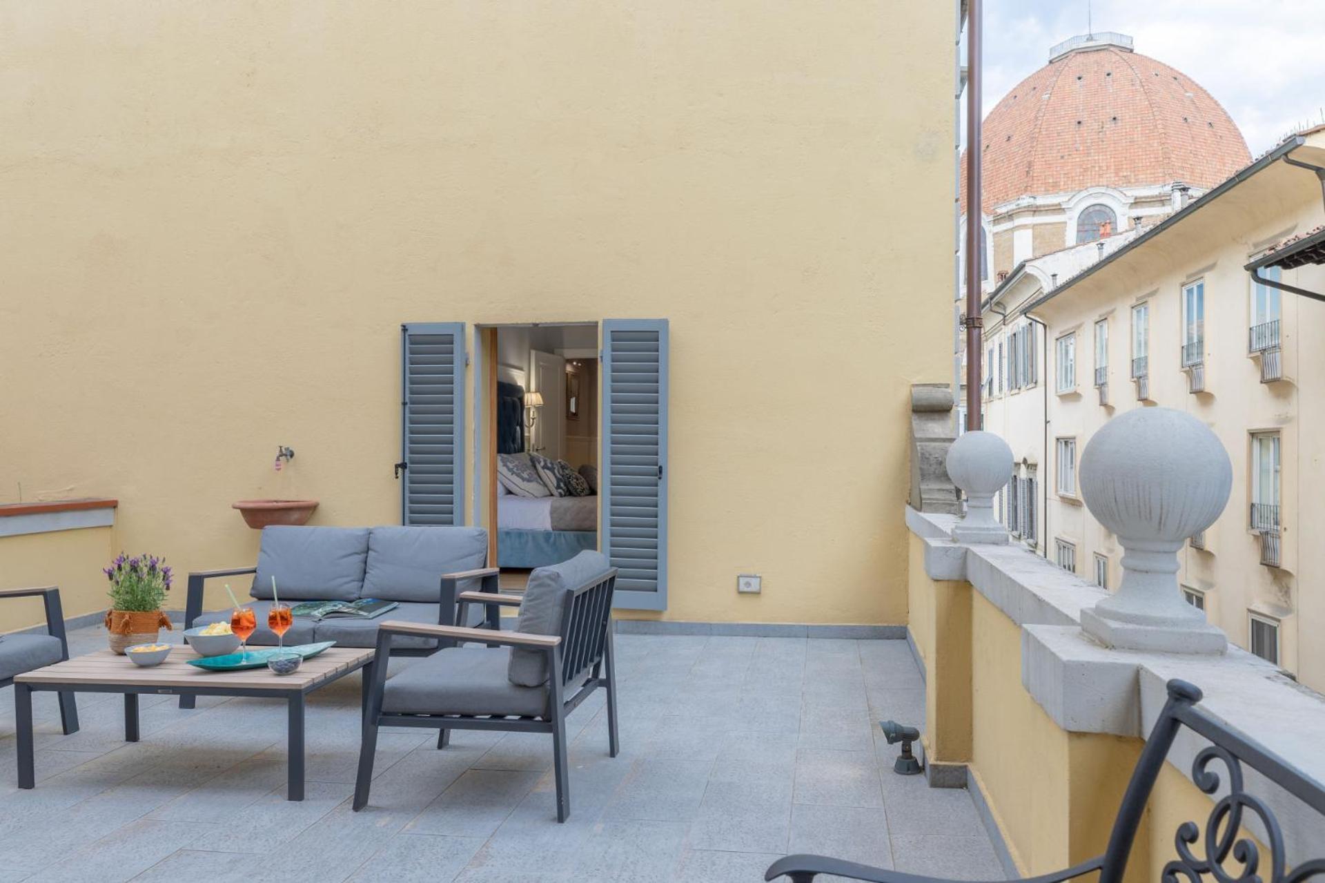 Design With Large Terrace Apartment *