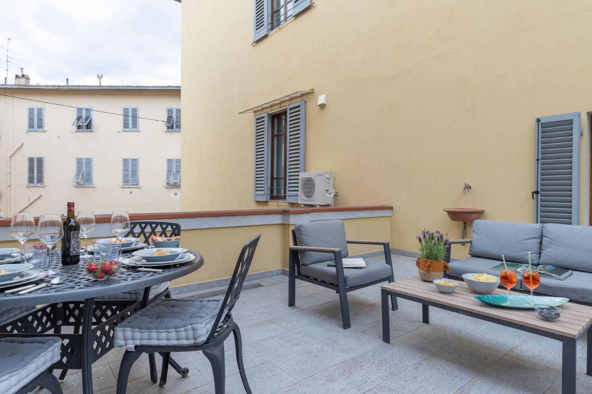 Design With Large Terrace Apartment *